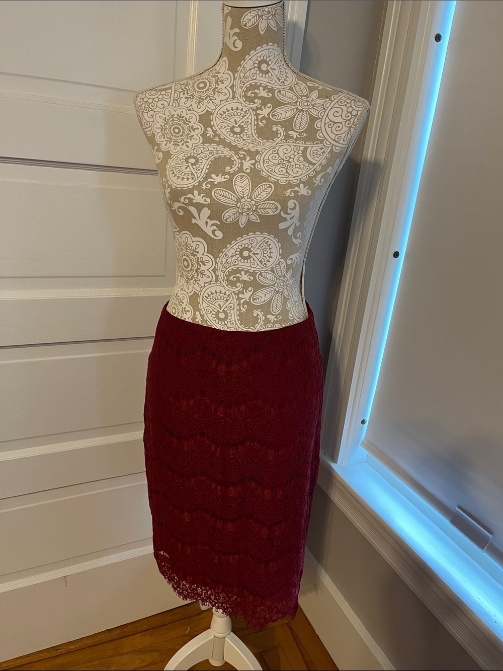 Size M Forever 21 Lace Pencil Skirt Cranberry Above Knee